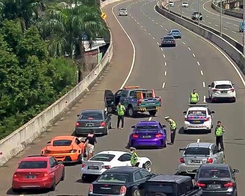 Polisi Tidak Menilang Konvoi Mobil Mewah Berhenti di Tol untuk Berfoto